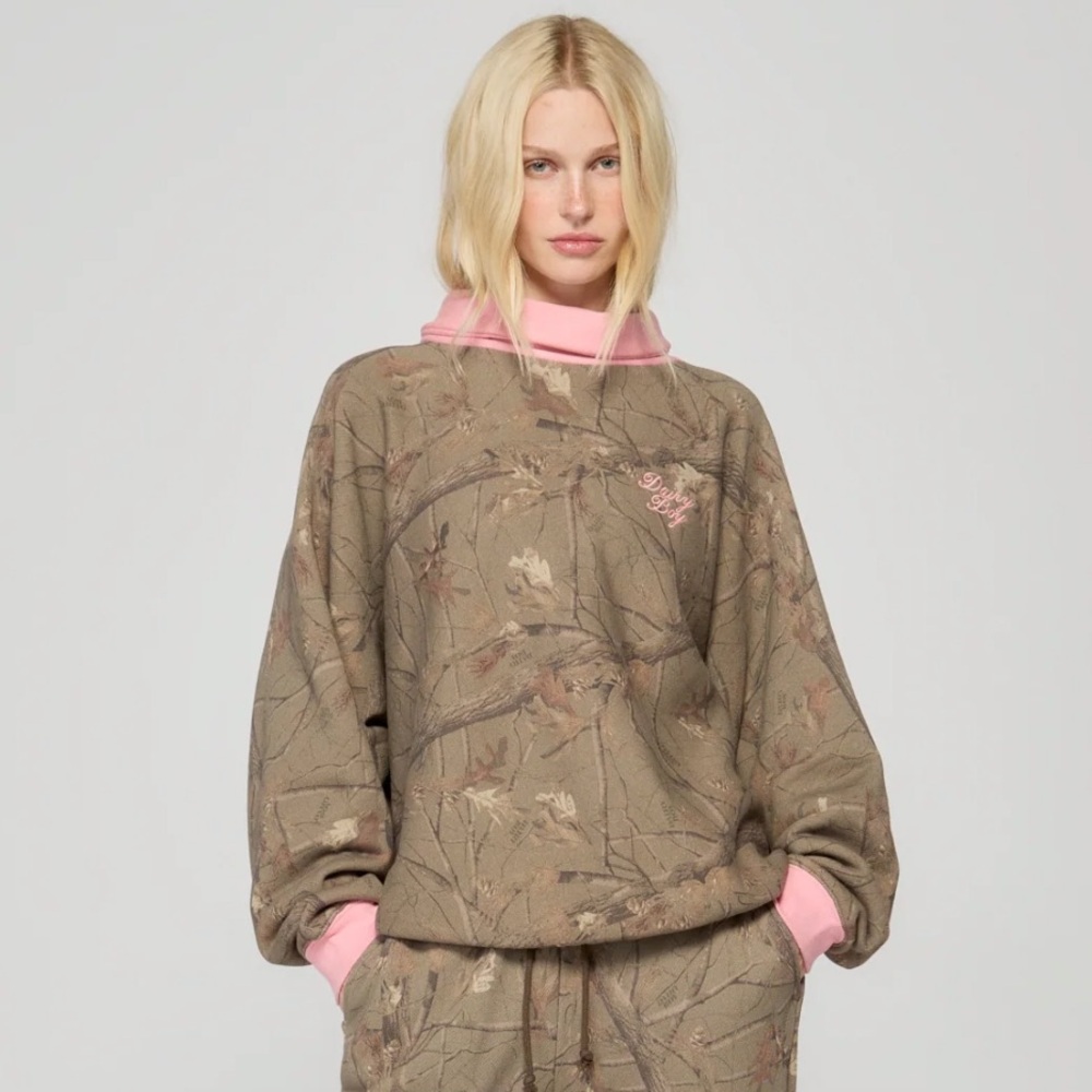 BRAND NEW DAIRY BOY Diana Rollneck Camo Pink
Mock Neck Sweatshirt - Size M/L